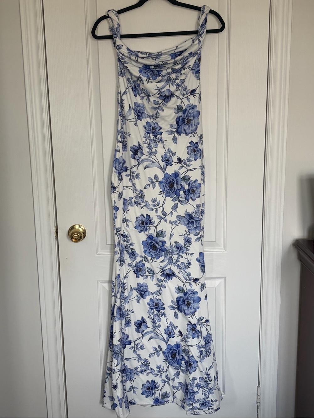 Club L London LITA Blue Floral Twisted Asymmetric Maxi Dress - Picture 3 of 3